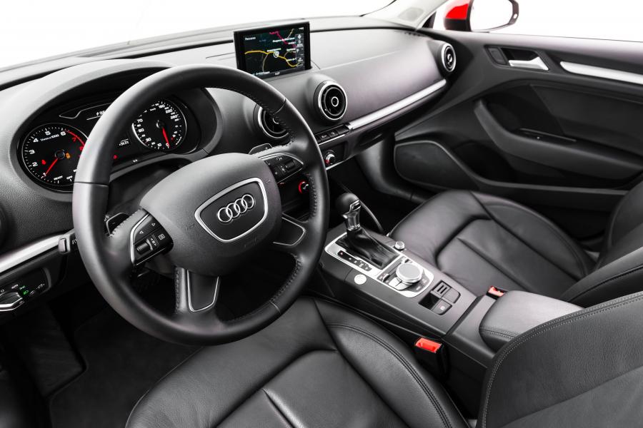Интерьер Audi A3 Sedan 1.4 TFSI Flex (8V) 2015 года  (LA) (фото 14 из 23)